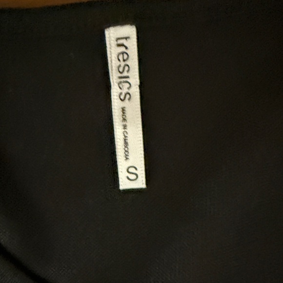 Tresics Black Sheer Flutter-Sleeve Blouse - Picture 5 of 6